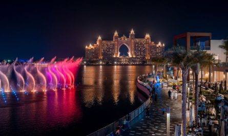 Music and lights fountain show with Atlantis the Palm hotel Dubai